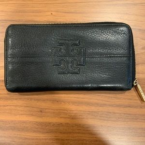 Tory Burch Zip Wallet. Black.